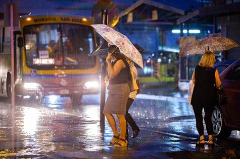 Una persona caminando con un paraguas bajo la lluvia

Descripción generada automáticamente