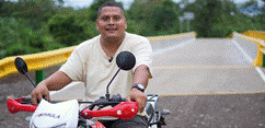 Un joven sentado en una motocicleta

Descripción generada automáticamente con confianza media