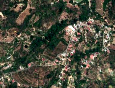 Fotografía aérea de la zona del deslizamiento en el cerro el tablazo, se puede apreciar las montañas y el pueblo de Higuito de Desamparados que esta montaña abajo.
